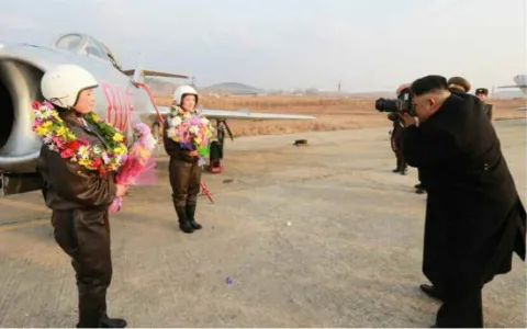 Lãnh đạo Triều Tiên Kim Jong-un chụp hình các phi công nữ ảnh 6