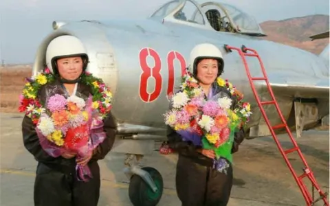 Lãnh đạo Triều Tiên Kim Jong-un chụp hình các phi công nữ ảnh 7