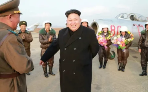 Lãnh đạo Triều Tiên Kim Jong-un chụp hình các phi công nữ ảnh 10
