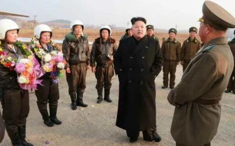 Lãnh đạo Triều Tiên Kim Jong-un chụp hình các phi công nữ ảnh 9
