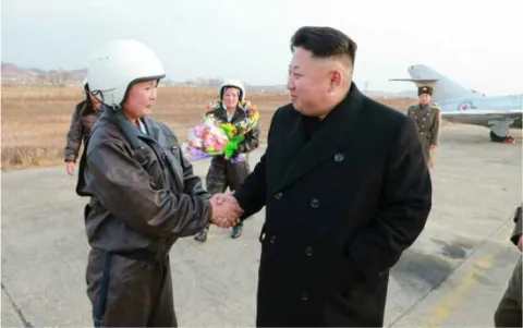 Lãnh đạo Triều Tiên Kim Jong-un chụp hình các phi công nữ ảnh 4
