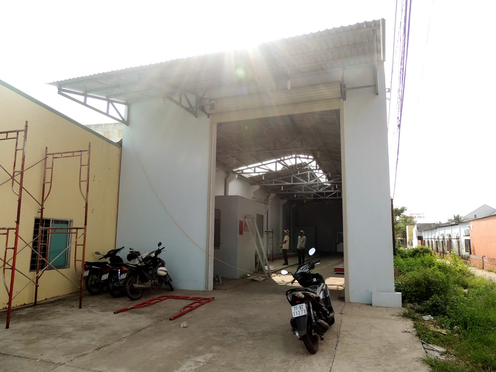 Đang tháo dỡ đại lý bia ở Bến Tre của con trai ông Trần Văn Truyền ảnh 1