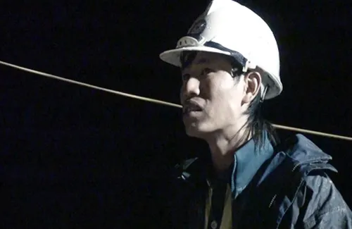 Anh Quân trong phút nghỉ ngơi hiếm hoi vẫn hướng mắt về khu hầm có em trai bị kẹt. Ảnh:Duy Trần mon-moi-ngong-cho-8684-1418956018.jpg