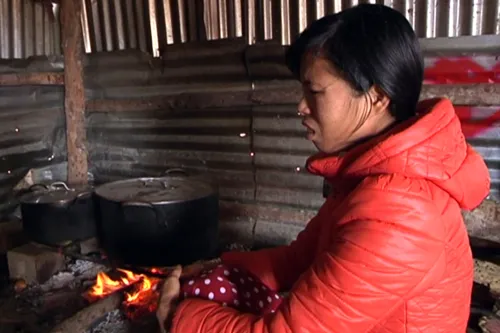 Chị Hoa đợi tin người chồng bị kẹt trong hầm. Ảnh:Duy Trần ok1-3921-1418919820.jpg