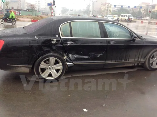 Bentley biển ngoại giao vượt đèn đỏ, bị húc văng khỏi lề đường ảnh 1