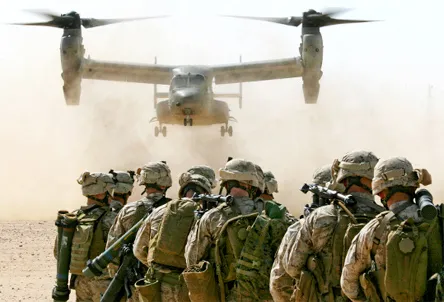 Một chiếc V-22 Osprey đang hạ cánh để đón binh sĩ Thủy quân lục chiến Mỹ