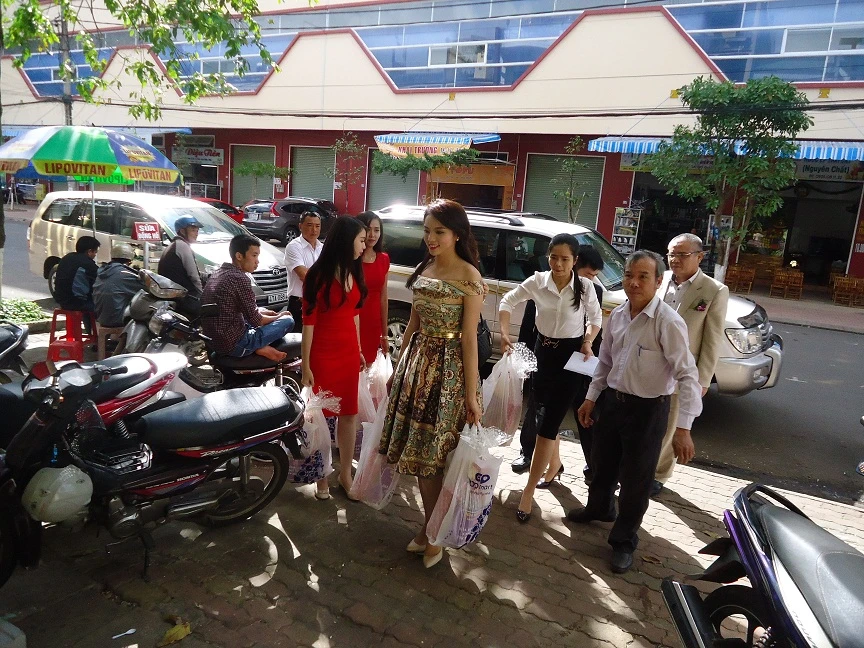 Hoa hậu Kỳ Duyên xinh tươi trong chuyến từ thiện ở Đăk Lăk ảnh 1