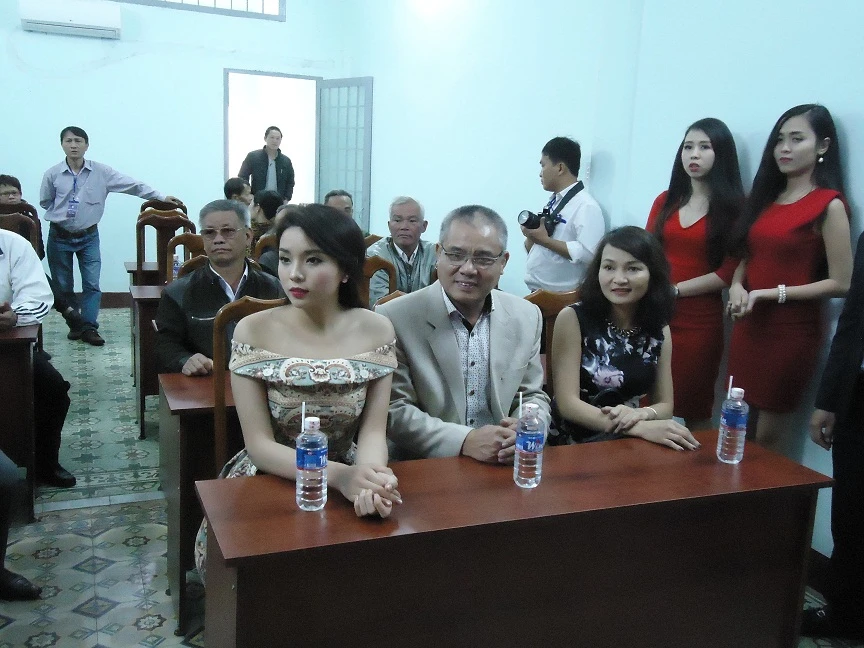 Hoa hậu Kỳ Duyên xinh tươi trong chuyến từ thiện ở Đăk Lăk ảnh 3