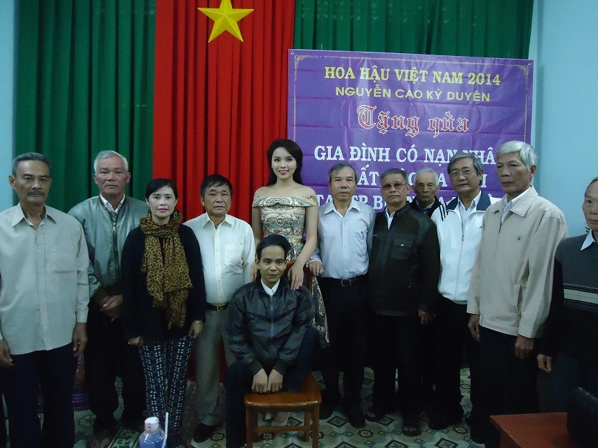 Hoa hậu Kỳ Duyên xinh tươi trong chuyến từ thiện ở Đăk Lăk ảnh 7