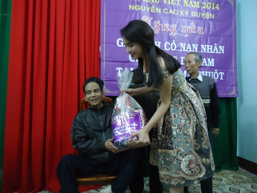 Hoa hậu Kỳ Duyên xinh tươi trong chuyến từ thiện ở Đăk Lăk ảnh 6