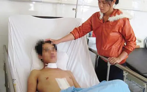 Người đàn ông tự cắt cổ, rạch bụng vì hoang tưởng ảnh 1