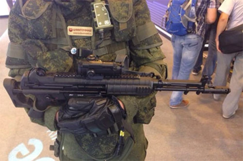 Bộ đồ Ratnik với nhiều điểm khác biệt so với quân phục hiện tại của binh sĩ Nga. Một số dòng súng trường bắn tỉa áp chế trong cơ cấu bộ đồ Ratnik. Súng trường AEK- 971. Mũ hiện thị đa chức năng trong Ratnik. Bộ đồ Ratnik kết hợp với súng trường AK-12