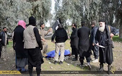 IS 'sáng tạo' các kiểu hành quyết man rợ khiến phương Tây khiếp sợ ảnh 12