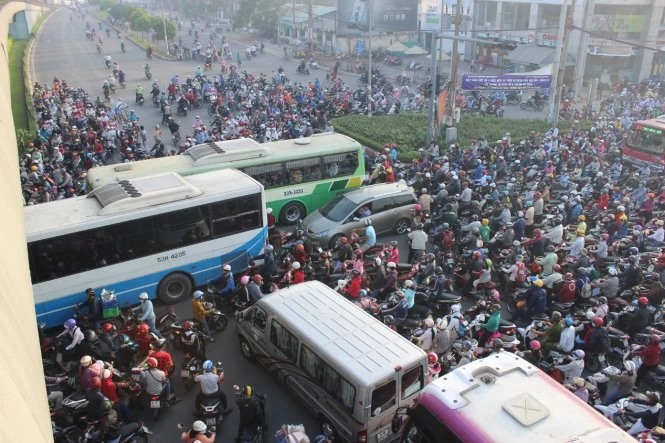 Xe cộ loạn xạ tại ngã tư Thủ Đức - Ảnh: Hoàng Thông