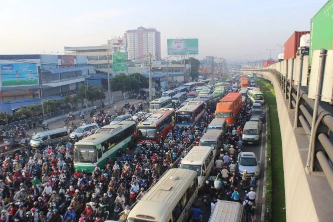 Xe từ cầu vượt ngã tư Thủ Đức kéo dài trên xa lộ Hà Nội - Ảnh: Hoàng Thông