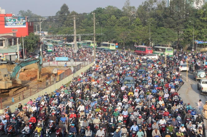 Kẹt cứng trên đường Võ Văn Ngân, P.Bình Thọ, Q.Thủ Đức - Ảnh: Hoàng Thông