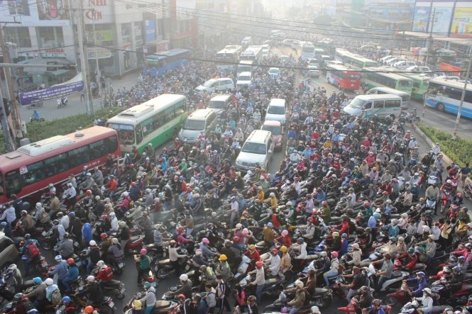 Xe cộ hỗn loạn -Ảnh: Hoàng Thông