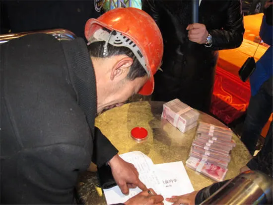 Nhận tiền thưởng Tết như thế này mới đã tay! ảnh 7 Nhận tiền thưởng Tết như thế này mới đã tay! ảnh 7