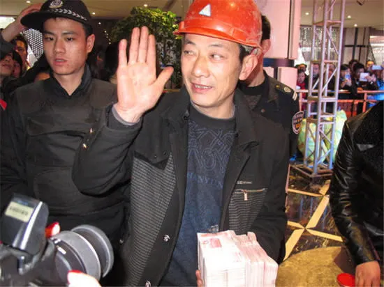 Nhận tiền thưởng Tết như thế này mới đã tay! ảnh 8 Nhận tiền thưởng Tết như thế này mới đã tay! ảnh 8