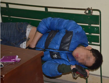 Đến 10 h sáng nay, sau một ngày quậy phá đối tượng vẫn chưa tỉnh táo tại trụ sở công an phường