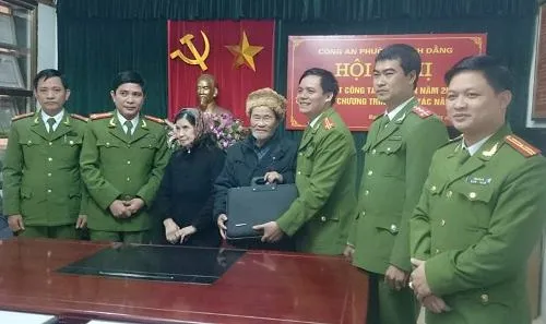 Lực lượng công an trao trả tài sản cho cụ San Công an trả lại cụ già 30 triệu đồng bỏ quên ở bến xe buýt