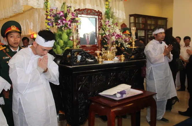 Ông Nguyễn Bá Cảnh (trái - con trai ông Nguyễn Bá Thanh) và ông Nguyễn Bá Bình (phải - em trai ông Nguyễn Bá Thanh) trả lễ tại lễ tang ông Nguyễn Bá Thanh ngày 14-2 - Ảnh: Trường Trung