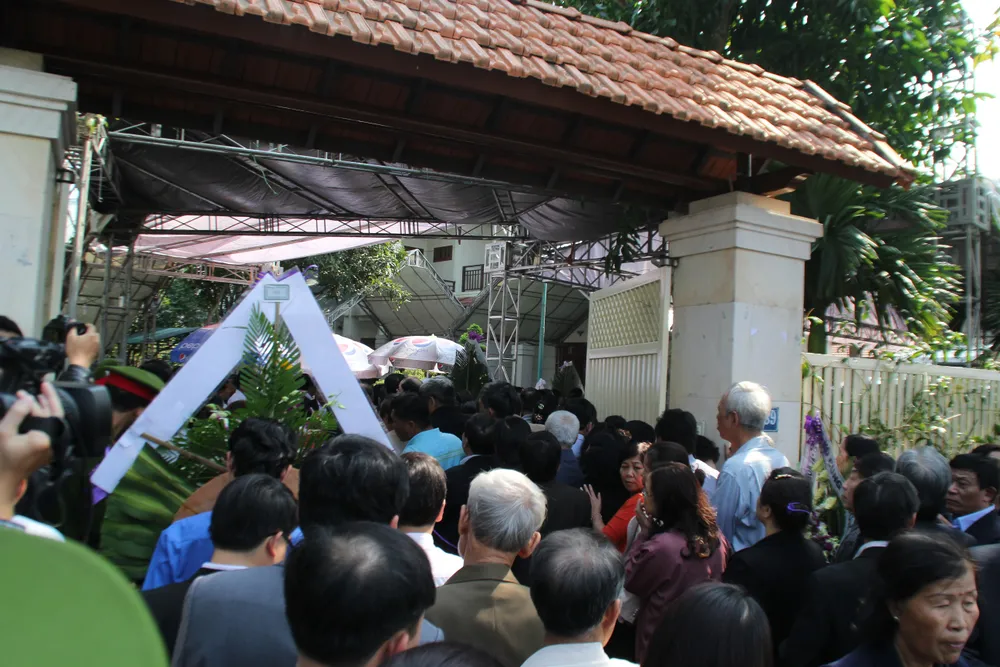 Hàng ngàn người đến viếng ông Nguyễn Bá Thanh trong nghẹn ngào ảnh 4