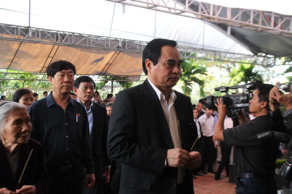 Hàng ngàn người đến viếng ông Nguyễn Bá Thanh trong nghẹn ngào ảnh 7