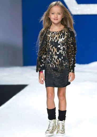Kristina Pimenova tự tin sải bước trên các sàn catwalk.