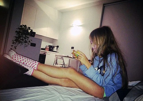 Thậm chí, nhiều hình ảnh của cô bé mẫu nhí còn bị đánh giá là gợi dục.