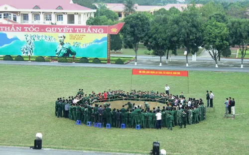 Cán bộ, chiến sĩ Đại đội 9, Tiểu đoàn 39, Lữ đoàn Phòng không 241 trang trí doanh trại đón Tết. Các cơ quan, đơn vị trực thuộc Binh đoàn Quyết Thắng chuẩn bị nội dung thi "Bịt mắt bắt dê". Các chiến sĩ Tiểu đoàn 701 nhận mặt nạ, chuẩn bị phần thi "Bịt mắt bắt dê". Các chiến sĩ trẻ rất hào hứng vào cuộc hết mình với trò chơi dân gian. Các cổ động viên nhiệt tình cổ vũ vô tư cho các đội. Thi đẩy gậy. Thi đi trên cầu độc mộc. Ném còn, một trò chơi được cán bộ, chiến sĩ Tiểu đoàn 39, Lữ đoàn Phòng không 241 yêu thích.