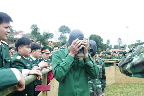 Cán bộ, chiến sĩ Đại đội 9, Tiểu đoàn 39, Lữ đoàn Phòng không 241 trang trí doanh trại đón Tết. Các cơ quan, đơn vị trực thuộc Binh đoàn Quyết Thắng chuẩn bị nội dung thi "Bịt mắt bắt dê". Các chiến sĩ Tiểu đoàn 701 nhận mặt nạ, chuẩn bị phần thi "Bịt mắt bắt dê". Các chiến sĩ trẻ rất hào hứng vào cuộc hết mình với trò chơi dân gian. Các cổ động viên nhiệt tình cổ vũ vô tư cho các đội. Thi đẩy gậy. Thi đi trên cầu độc mộc. Ném còn, một trò chơi được cán bộ, chiến sĩ Tiểu đoàn 39, Lữ đoàn Phòng không 241 yêu thích.
