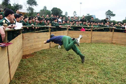 Cán bộ, chiến sĩ Đại đội 9, Tiểu đoàn 39, Lữ đoàn Phòng không 241 trang trí doanh trại đón Tết. Các cơ quan, đơn vị trực thuộc Binh đoàn Quyết Thắng chuẩn bị nội dung thi "Bịt mắt bắt dê". Các chiến sĩ Tiểu đoàn 701 nhận mặt nạ, chuẩn bị phần thi "Bịt mắt bắt dê". Các chiến sĩ trẻ rất hào hứng vào cuộc hết mình với trò chơi dân gian. Các cổ động viên nhiệt tình cổ vũ vô tư cho các đội. Thi đẩy gậy. Thi đi trên cầu độc mộc. Ném còn, một trò chơi được cán bộ, chiến sĩ Tiểu đoàn 39, Lữ đoàn Phòng không 241 yêu thích.