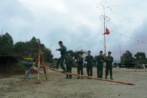 Cán bộ, chiến sĩ Đại đội 9, Tiểu đoàn 39, Lữ đoàn Phòng không 241 trang trí doanh trại đón Tết. Các cơ quan, đơn vị trực thuộc Binh đoàn Quyết Thắng chuẩn bị nội dung thi "Bịt mắt bắt dê". Các chiến sĩ Tiểu đoàn 701 nhận mặt nạ, chuẩn bị phần thi "Bịt mắt bắt dê". Các chiến sĩ trẻ rất hào hứng vào cuộc hết mình với trò chơi dân gian. Các cổ động viên nhiệt tình cổ vũ vô tư cho các đội. Thi đẩy gậy. Thi đi trên cầu độc mộc. Ném còn, một trò chơi được cán bộ, chiến sĩ Tiểu đoàn 39, Lữ đoàn Phòng không 241 yêu thích.