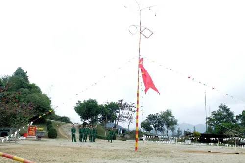 Cán bộ, chiến sĩ Đại đội 9, Tiểu đoàn 39, Lữ đoàn Phòng không 241 trang trí doanh trại đón Tết. Các cơ quan, đơn vị trực thuộc Binh đoàn Quyết Thắng chuẩn bị nội dung thi "Bịt mắt bắt dê". Các chiến sĩ Tiểu đoàn 701 nhận mặt nạ, chuẩn bị phần thi "Bịt mắt bắt dê". Các chiến sĩ trẻ rất hào hứng vào cuộc hết mình với trò chơi dân gian. Các cổ động viên nhiệt tình cổ vũ vô tư cho các đội. Thi đẩy gậy. Thi đi trên cầu độc mộc. Ném còn, một trò chơi được cán bộ, chiến sĩ Tiểu đoàn 39, Lữ đoàn Phòng không 241 yêu thích.