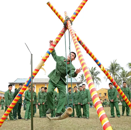 Mỗi đại đội được tổ chức thành một đội để tham gia thi đấu kéo co. Cuộc thi đấu diễn ra hết sức quyết liệt. Phần thắng thuộc về những đội được tổ chức khéo léo khi hô đều và huy động được sức mạnh của tập thể. Ở một góc sân vận động khác, trò chơi “Đi cầu kiều” thu hút khá nhiều bộ đội tham gia. Thể hiện sự khéo léo và nhẹ nhàng hướng về đích. Không ít chiến sĩ chỉ đi được nửa quãng đường. “Cố lên nhé, đồng đội ơi!”. Cuốn hút và rất sôi động là tiếng hò reo của trò chơi “Bịt mắt đập niêu”. Từng tràng pháo tay và hò reo khi các chiến sĩ liên tục đập hụt niêu. Cuối cùng chiếc niêu đầu tiên cũng vỡ tan trong sự hò reo phấn khích của các chiến sĩ. Nhiều kỳ thủcó dịp trổ tài trong ngày hội Xuân. Trò chơiNém còn được nhiều chiến sĩ đồng bào vùng cao ưa thích. Không khí Tết rộn ràng ở từng phân đội đến khối cơ quan trung đoàn. Rực rỡ cờ hoa “Mừng Đảng, mừng Xuân” Ất Mùi 2015.