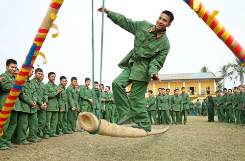 Mỗi đại đội được tổ chức thành một đội để tham gia thi đấu kéo co. Cuộc thi đấu diễn ra hết sức quyết liệt. Phần thắng thuộc về những đội được tổ chức khéo léo khi hô đều và huy động được sức mạnh của tập thể. Ở một góc sân vận động khác, trò chơi “Đi cầu kiều” thu hút khá nhiều bộ đội tham gia. Thể hiện sự khéo léo và nhẹ nhàng hướng về đích. Không ít chiến sĩ chỉ đi được nửa quãng đường. “Cố lên nhé, đồng đội ơi!”. Cuốn hút và rất sôi động là tiếng hò reo của trò chơi “Bịt mắt đập niêu”. Từng tràng pháo tay và hò reo khi các chiến sĩ liên tục đập hụt niêu. Cuối cùng chiếc niêu đầu tiên cũng vỡ tan trong sự hò reo phấn khích của các chiến sĩ. Nhiều kỳ thủcó dịp trổ tài trong ngày hội Xuân. Trò chơiNém còn được nhiều chiến sĩ đồng bào vùng cao ưa thích. Không khí Tết rộn ràng ở từng phân đội đến khối cơ quan trung đoàn. Rực rỡ cờ hoa “Mừng Đảng, mừng Xuân” Ất Mùi 2015.