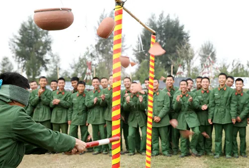 Mỗi đại đội được tổ chức thành một đội để tham gia thi đấu kéo co. Cuộc thi đấu diễn ra hết sức quyết liệt. Phần thắng thuộc về những đội được tổ chức khéo léo khi hô đều và huy động được sức mạnh của tập thể. Ở một góc sân vận động khác, trò chơi “Đi cầu kiều” thu hút khá nhiều bộ đội tham gia. Thể hiện sự khéo léo và nhẹ nhàng hướng về đích. Không ít chiến sĩ chỉ đi được nửa quãng đường. “Cố lên nhé, đồng đội ơi!”. Cuốn hút và rất sôi động là tiếng hò reo của trò chơi “Bịt mắt đập niêu”. Từng tràng pháo tay và hò reo khi các chiến sĩ liên tục đập hụt niêu. Cuối cùng chiếc niêu đầu tiên cũng vỡ tan trong sự hò reo phấn khích của các chiến sĩ. Nhiều kỳ thủcó dịp trổ tài trong ngày hội Xuân. Trò chơiNém còn được nhiều chiến sĩ đồng bào vùng cao ưa thích. Không khí Tết rộn ràng ở từng phân đội đến khối cơ quan trung đoàn. Rực rỡ cờ hoa “Mừng Đảng, mừng Xuân” Ất Mùi 2015.