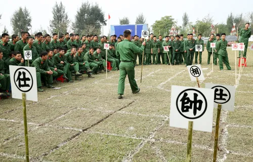 Mỗi đại đội được tổ chức thành một đội để tham gia thi đấu kéo co. Cuộc thi đấu diễn ra hết sức quyết liệt. Phần thắng thuộc về những đội được tổ chức khéo léo khi hô đều và huy động được sức mạnh của tập thể. Ở một góc sân vận động khác, trò chơi “Đi cầu kiều” thu hút khá nhiều bộ đội tham gia. Thể hiện sự khéo léo và nhẹ nhàng hướng về đích. Không ít chiến sĩ chỉ đi được nửa quãng đường. “Cố lên nhé, đồng đội ơi!”. Cuốn hút và rất sôi động là tiếng hò reo của trò chơi “Bịt mắt đập niêu”. Từng tràng pháo tay và hò reo khi các chiến sĩ liên tục đập hụt niêu. Cuối cùng chiếc niêu đầu tiên cũng vỡ tan trong sự hò reo phấn khích của các chiến sĩ. Nhiều kỳ thủcó dịp trổ tài trong ngày hội Xuân. Trò chơiNém còn được nhiều chiến sĩ đồng bào vùng cao ưa thích. Không khí Tết rộn ràng ở từng phân đội đến khối cơ quan trung đoàn. Rực rỡ cờ hoa “Mừng Đảng, mừng Xuân” Ất Mùi 2015.