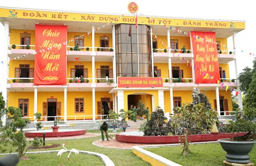 Mỗi đại đội được tổ chức thành một đội để tham gia thi đấu kéo co. Cuộc thi đấu diễn ra hết sức quyết liệt. Phần thắng thuộc về những đội được tổ chức khéo léo khi hô đều và huy động được sức mạnh của tập thể. Ở một góc sân vận động khác, trò chơi “Đi cầu kiều” thu hút khá nhiều bộ đội tham gia. Thể hiện sự khéo léo và nhẹ nhàng hướng về đích. Không ít chiến sĩ chỉ đi được nửa quãng đường. “Cố lên nhé, đồng đội ơi!”. Cuốn hút và rất sôi động là tiếng hò reo của trò chơi “Bịt mắt đập niêu”. Từng tràng pháo tay và hò reo khi các chiến sĩ liên tục đập hụt niêu. Cuối cùng chiếc niêu đầu tiên cũng vỡ tan trong sự hò reo phấn khích của các chiến sĩ. Nhiều kỳ thủcó dịp trổ tài trong ngày hội Xuân. Trò chơiNém còn được nhiều chiến sĩ đồng bào vùng cao ưa thích. Không khí Tết rộn ràng ở từng phân đội đến khối cơ quan trung đoàn. Rực rỡ cờ hoa “Mừng Đảng, mừng Xuân” Ất Mùi 2015.