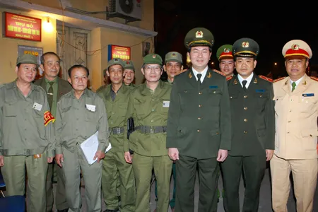 Bộ trưởng Trần Đại Quang với lực lượng lực lượng dân phòng, bảo vệ dân phố làm nhiệm vụ tại địa bàn phường Cửa Nam, quận Hoàn Kiếm, Hà Nội. Ảnh: VGP/Doãn Tấn Bộ trưởng Trần Đại Quang với lực lượng lực lượng dân phòng, bảo vệ dân phố làm nhiệm vụ tại địa bàn phường Cửa Nam, quận Hoàn Kiếm, Hà Nội. Ảnh: VGP/Doãn Tấn