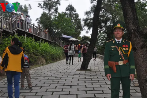 Hàng ngàn người dân thành kính viếng mộ Đại tướng Võ Nguyên Giáp ảnh 4 Hàng ngàn người dân thành kính viếng mộ Đại tướng Võ Nguyên Giáp ảnh 4