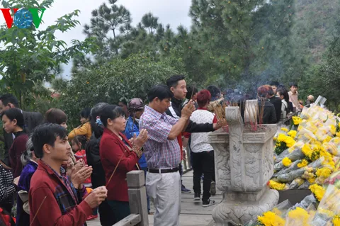Hàng ngàn người dân thành kính viếng mộ Đại tướng Võ Nguyên Giáp ảnh 3 Hàng ngàn người dân thành kính viếng mộ Đại tướng Võ Nguyên Giáp ảnh 3