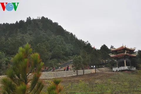 Hàng ngàn người dân thành kính viếng mộ Đại tướng Võ Nguyên Giáp ảnh 6 Hàng ngàn người dân thành kính viếng mộ Đại tướng Võ Nguyên Giáp ảnh 6