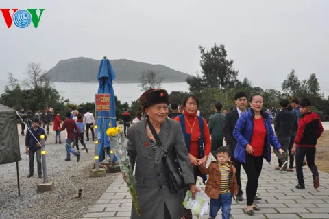 Hàng ngàn người dân thành kính viếng mộ Đại tướng Võ Nguyên Giáp ảnh 2