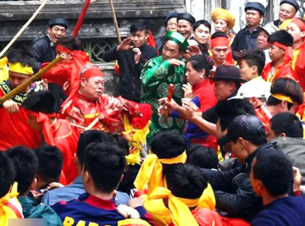 Sở Văn hóa vào cuộc vụ “hỗn chiến” cướp lộc tại hội Gióng