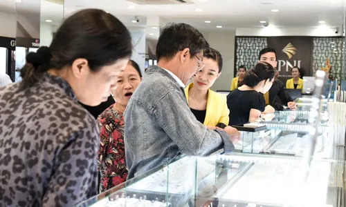 Các doanh nghiệp vàng đang chuẩn bị cho ngày Thần Tài vào Mồng 10 tháng Giêng Âm lịch. Nhiều người sẽ đi mua vàng trong ngày này để cầu may cho cả năm. Ảnh:PNJ PNJ-8074-9852-1424831349.jpg