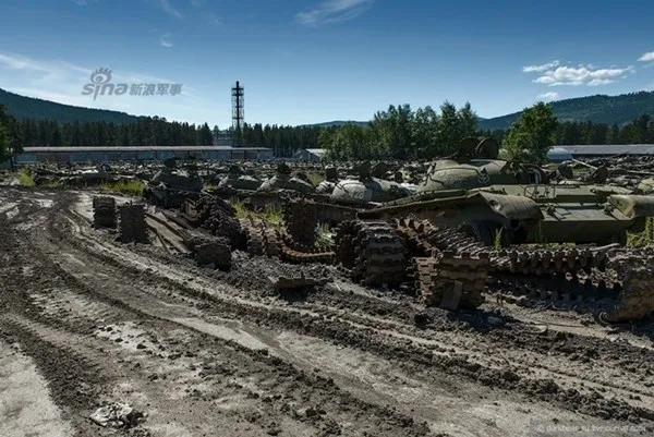 Tiếc ngẩn ngơ hàng trăm xe tăng Nga bị bỏ rơi ảnh 3