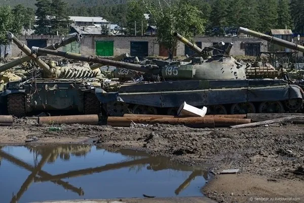 Tiếc ngẩn ngơ hàng trăm xe tăng Nga bị bỏ rơi ảnh 4