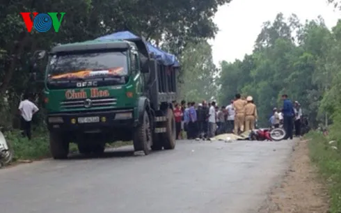 Cố vượt xe tải, cô gái trẻ bị cán tử vong ảnh 1